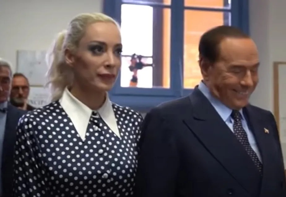 Marta Fascina aparece ao lado do companheiro o presidente Silvio Berlusconi, morto em junho de 2023 