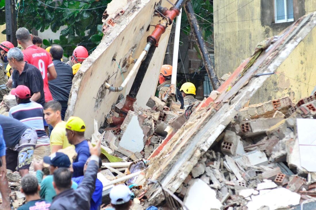 Desabamento de prédio no Janga, em Paulista: equipes de resgate procuram soterrados