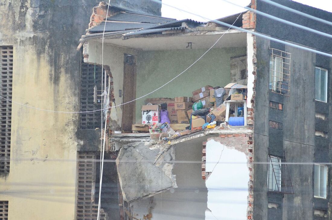 Parte do prédio que desabou no Conjunto Beira-Mar, no município do Paulista