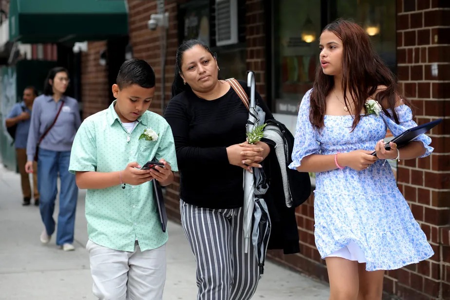 Yeisy Sira anda com seus filhos, Elaiza e Eliezer, após a cerimônia de formatura na escola PS145 The Bloomingdale, em Nova York