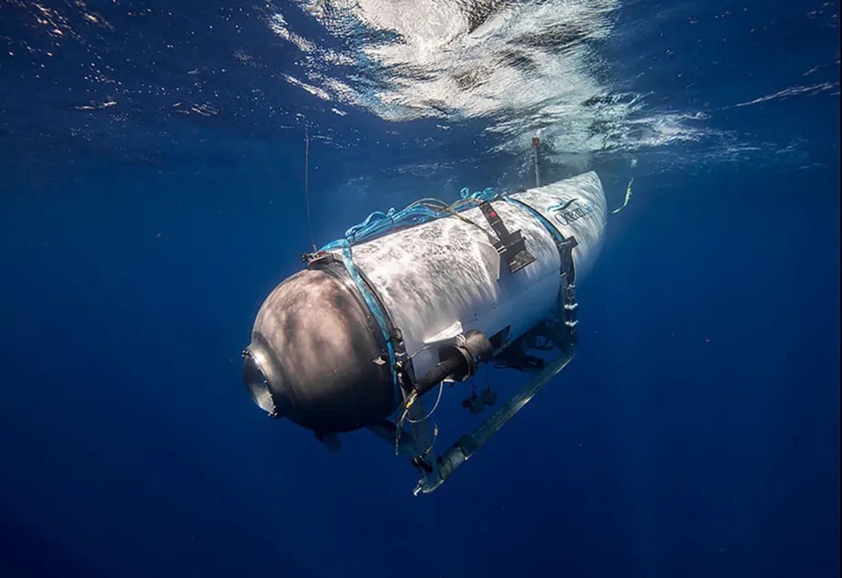 Submarino desaparecido: Equipes de resgate expandiram a busca debaixo d'água enquanto corriam contra o tempo para encontrar um submersível turístico de mergulho profundo Titan que desapareceu perto do naufrágio do Titanic com cinco pessoas a bordo