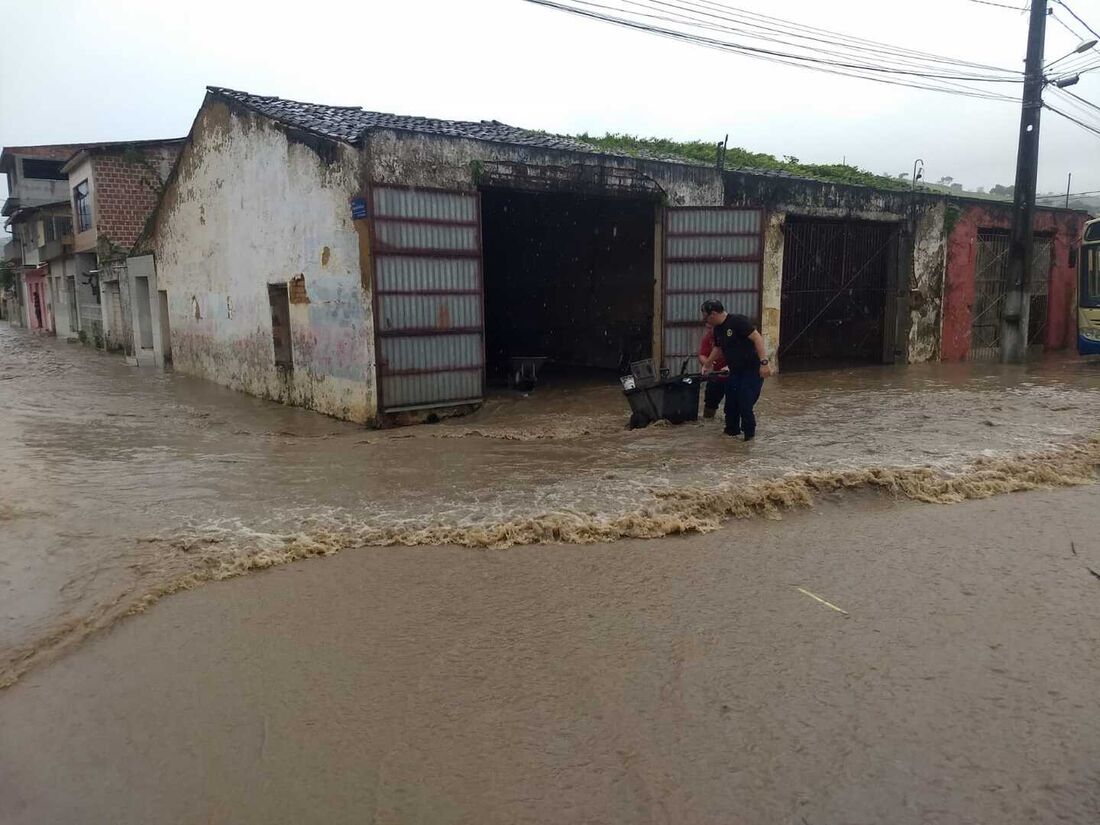 Água invadiu ruas em Belém de Maria, na Mata Sul de Pernambuco