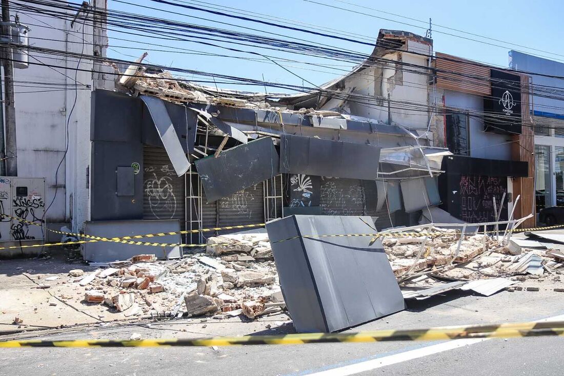 Desabamento em prédio comercial na  avenida Domingos Ferreira