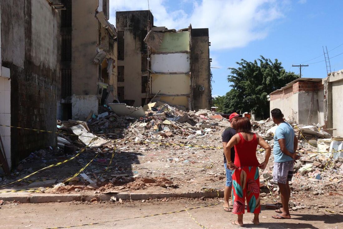 Prédio desaba no Conjunto Beira-Mar, no Janga