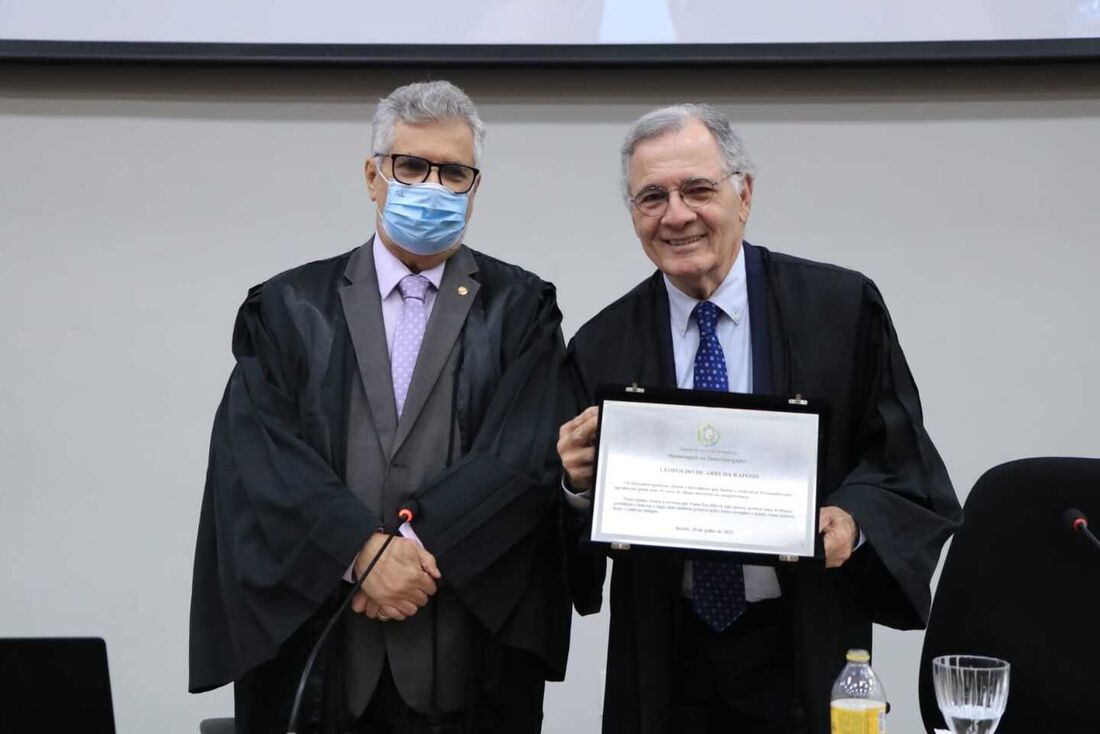 Leopoldo Raposo (direita) recebe homenagem