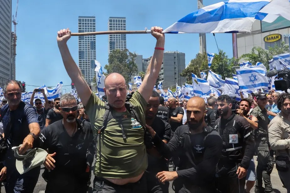 Forças de segurança israelenses detêm manifestantes em Tel Aviv