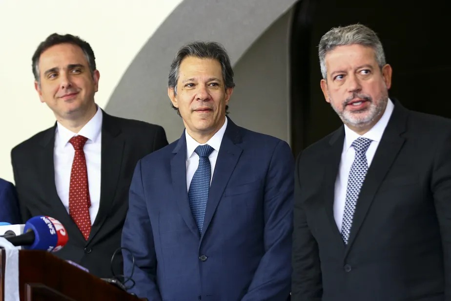 O ministro da Fazenda, Fernando Haddad, e os presidentes da Câmara, Arthur Lira, e do Senado, Rodrigo Pacheco, durante entrevista após reunião na Residência Oficial da Presidência do Senado 