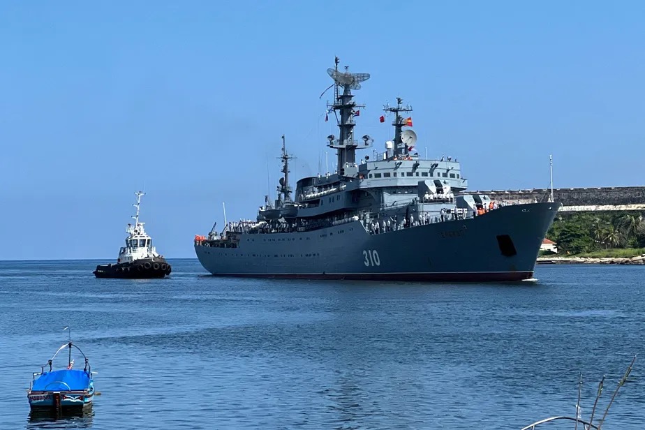 Navio de treinamento militar russo Perekop chega ao porto de Havana 