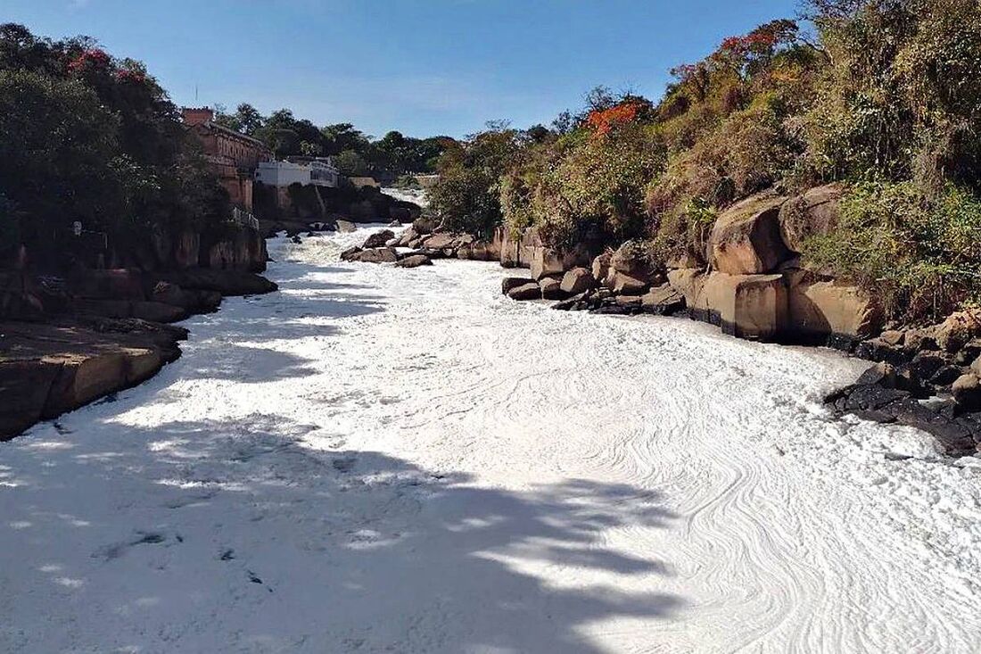 Cobertura branca sobre o rio Tietê, em São Paulo