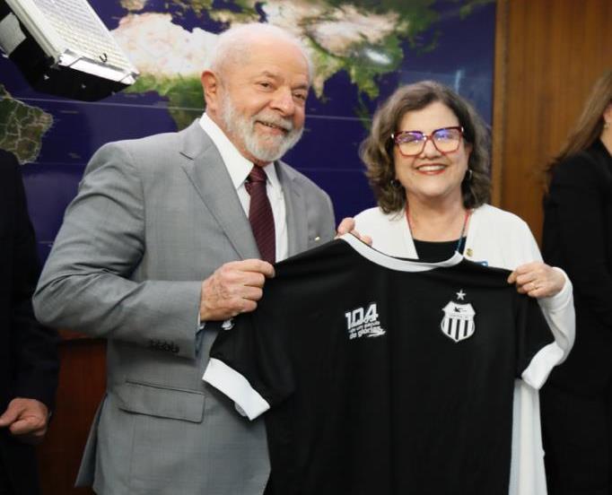 Lula e Teresa Leitão, com a camisa do Central