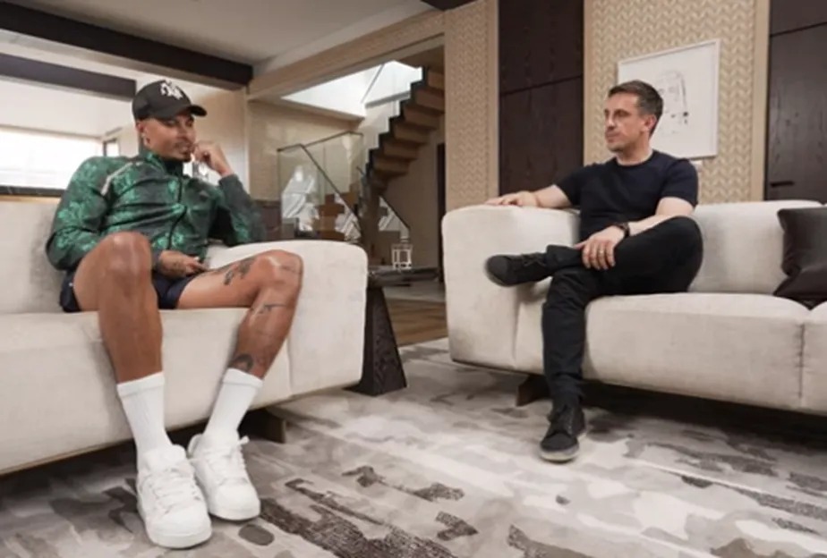 Dele Alli deu entrevista para Gary Neville 