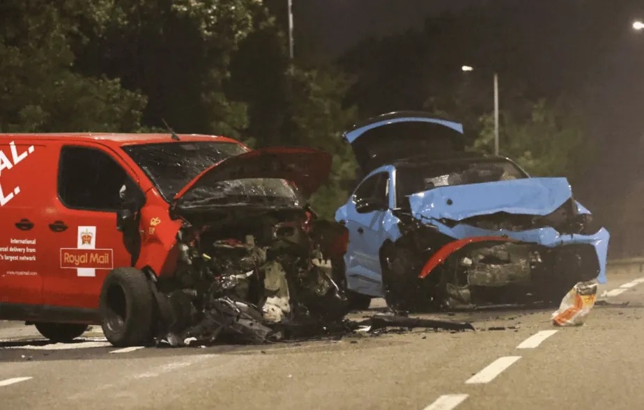 Lamborghini bateu de frente com uma van, na Royal Dock Road, em Beckton, a leste de Londres 