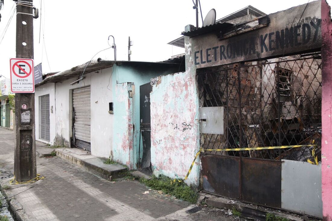 Incêndio atingiu casa e loja na Avenida Presidente Kennedy 