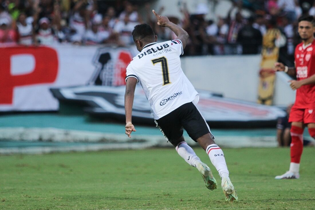 Maranhão foi o autor do gol do Santa Cruz neste domingo, no estádio do Arruda