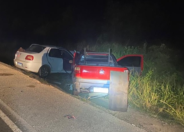 Carros envolvidos foram um Fiat/Strada, com dois ocupantes, e um Siena, com quatro pessoas a bordo