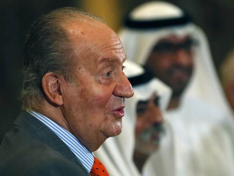 Então rei da Espanha, Juan Carlos cumprimenta autoridades dos Emirados Árabes Unidos em Abu Dhabi em em 14 de abril de 2014 