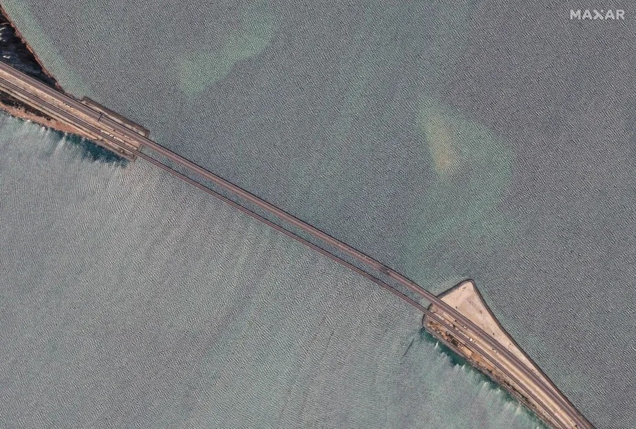 Foto de satélite mostra danos na Ponte de Kerch, que liga Península da Crimeia à Rússia continental 