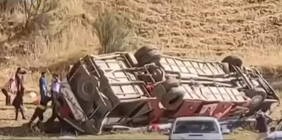 Ônibus cai em ribanceira, matando 12 passageiros, no Peru 