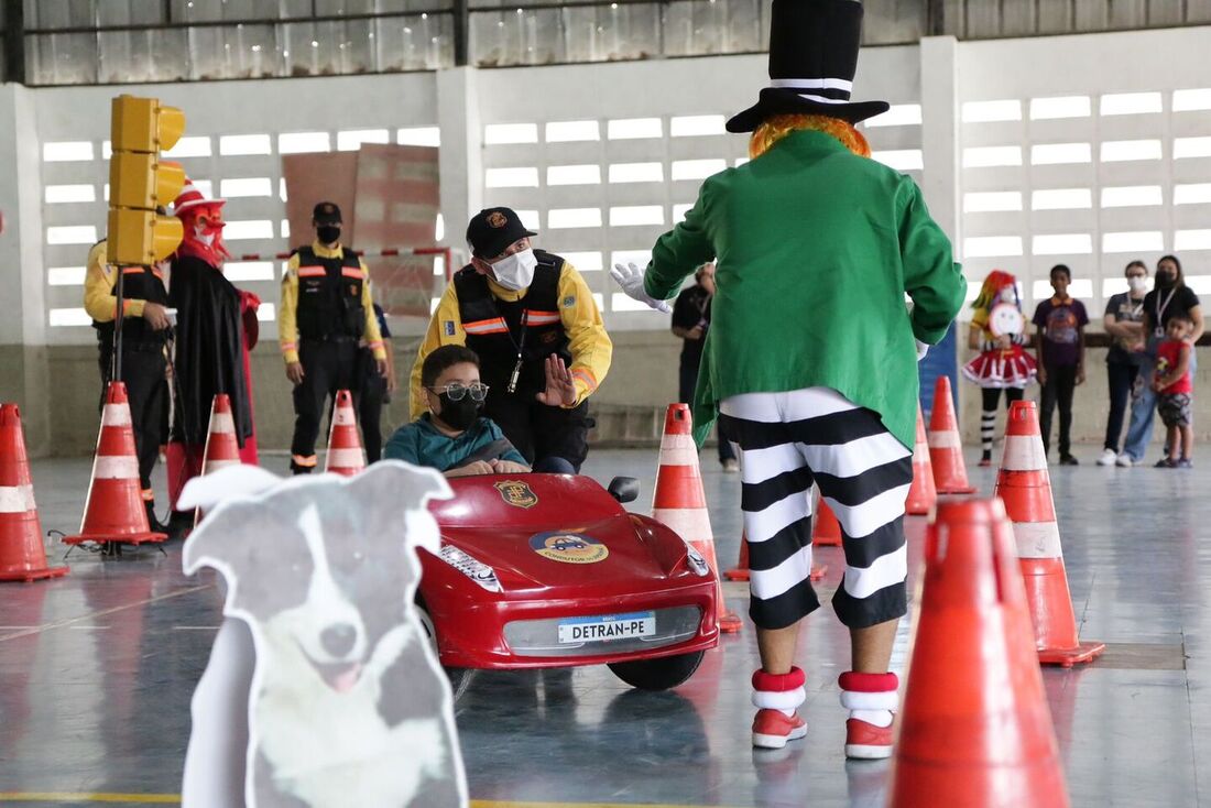 Ação eduativa para as crianças contou com carro cenográfico para que as crianças possam aprender regras básicas do trânsito