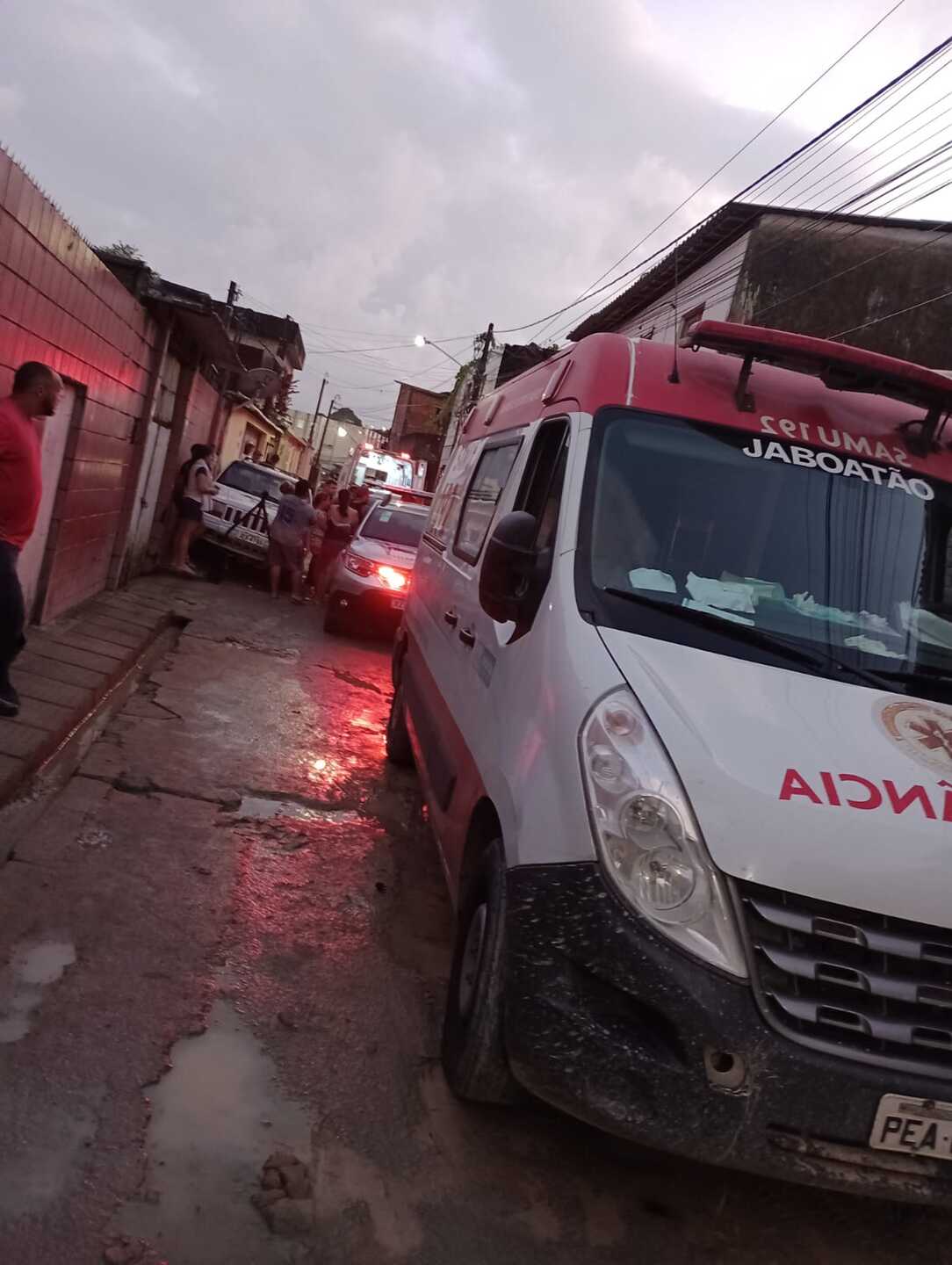 Criminoso armado tentou roubar ambulância e agrediu fisicamente uma mulher, além de ameaçar a equipe do Samu