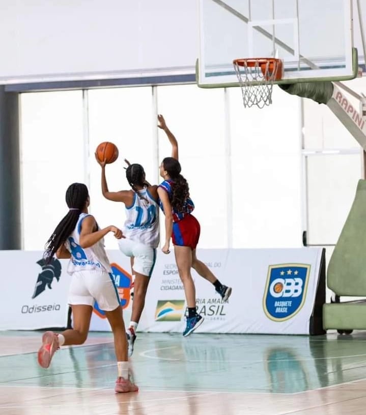 Jovem e mulher jogando basquete na quadra — Duas pessoas