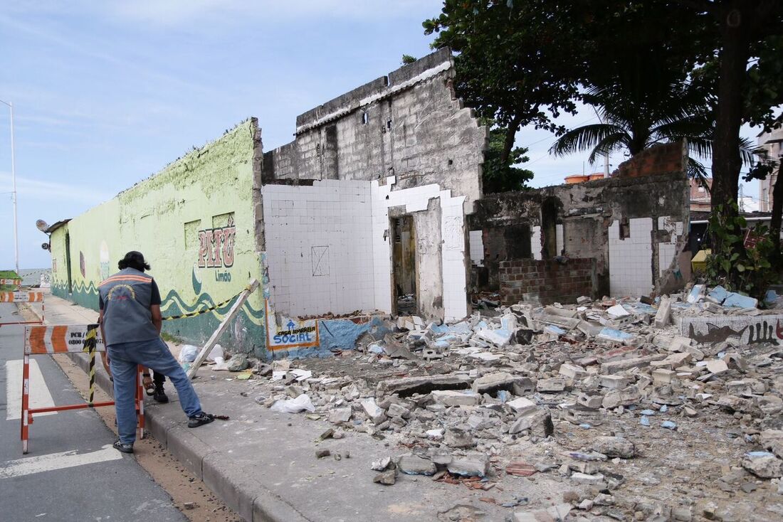 Prédio abandonado desaba na Praça de São Pedro em Brasília Teimosa