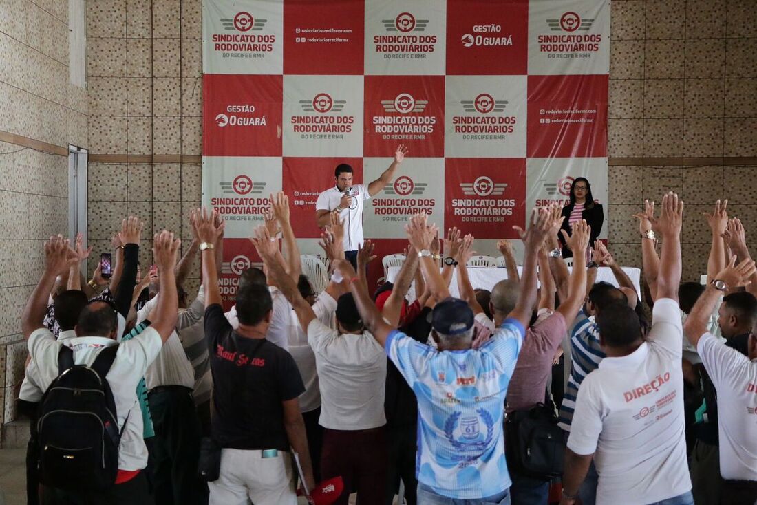 Em primeira assembleia, rodoviários sinalizam aprovação de greve; decisão será na tarde desta quinta