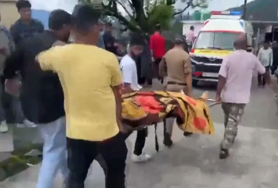 Durante protesto contra morte de trabalhador por choque elétrico, quinze pessoas morreram eletrocutadas 