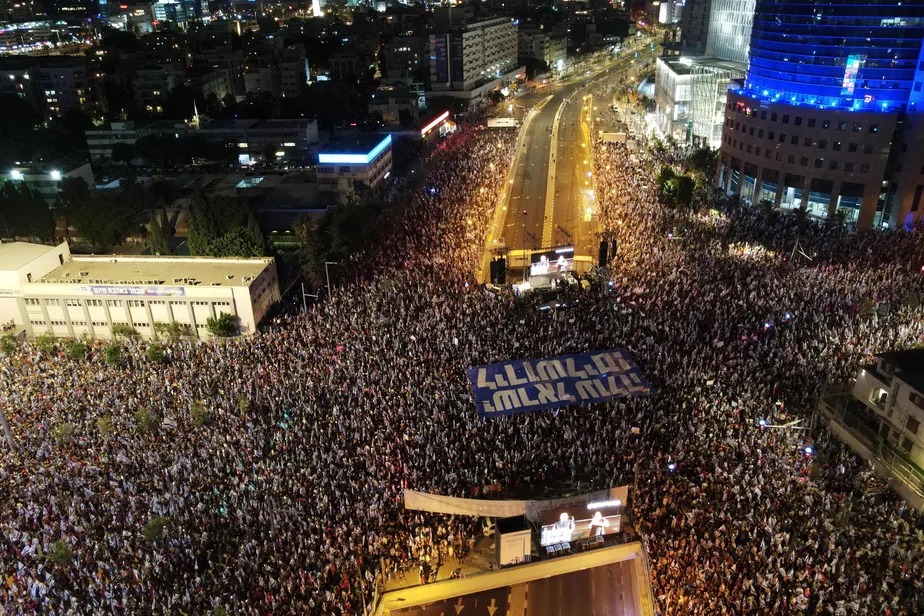 Multidão faz protesto em Tel Aviv contra planos de reforma judicial proposta pelo governo israelense 