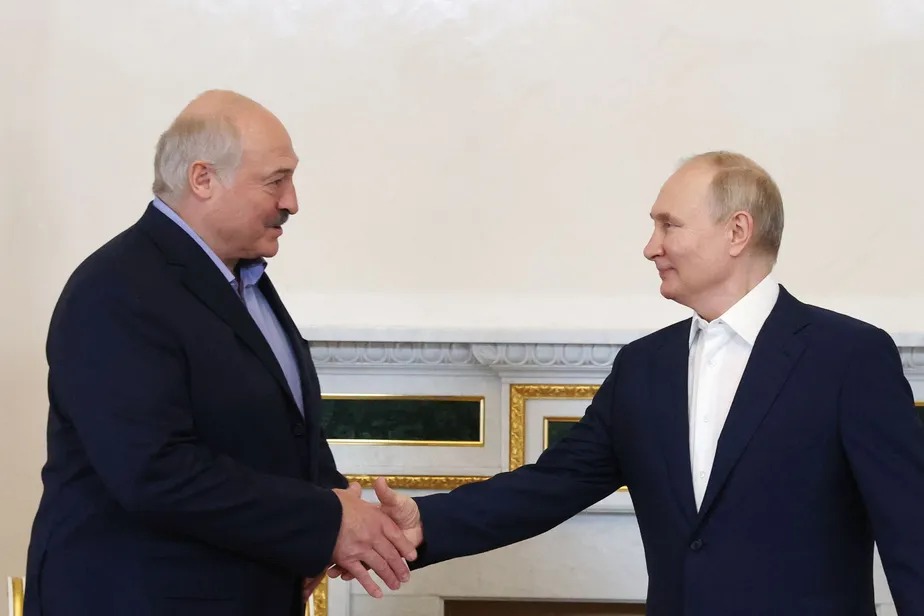 Vladimir Putin cumprimenta aliado bielorrusso Alexander Lukashenko 