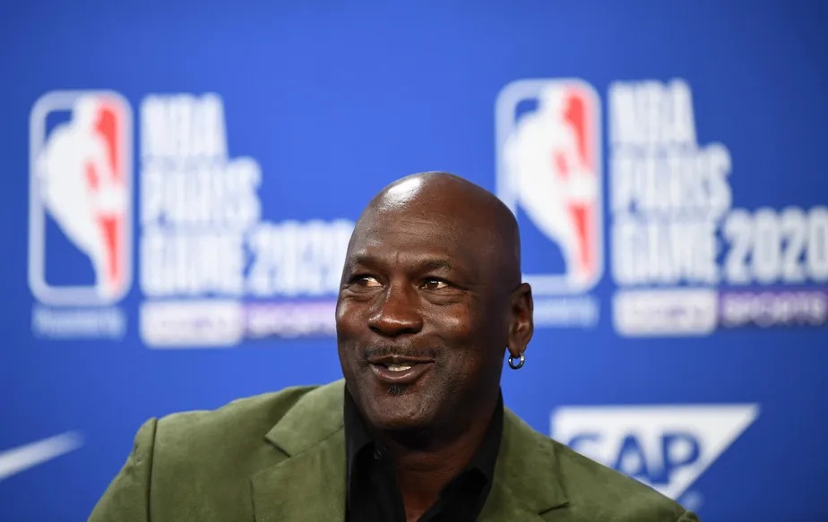 Jogador americano de basquete Michael Jordan teve tênis leiloado 
