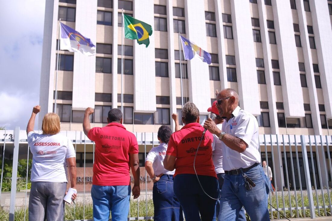 Mobilização em frente ao TRT-6, no Recife