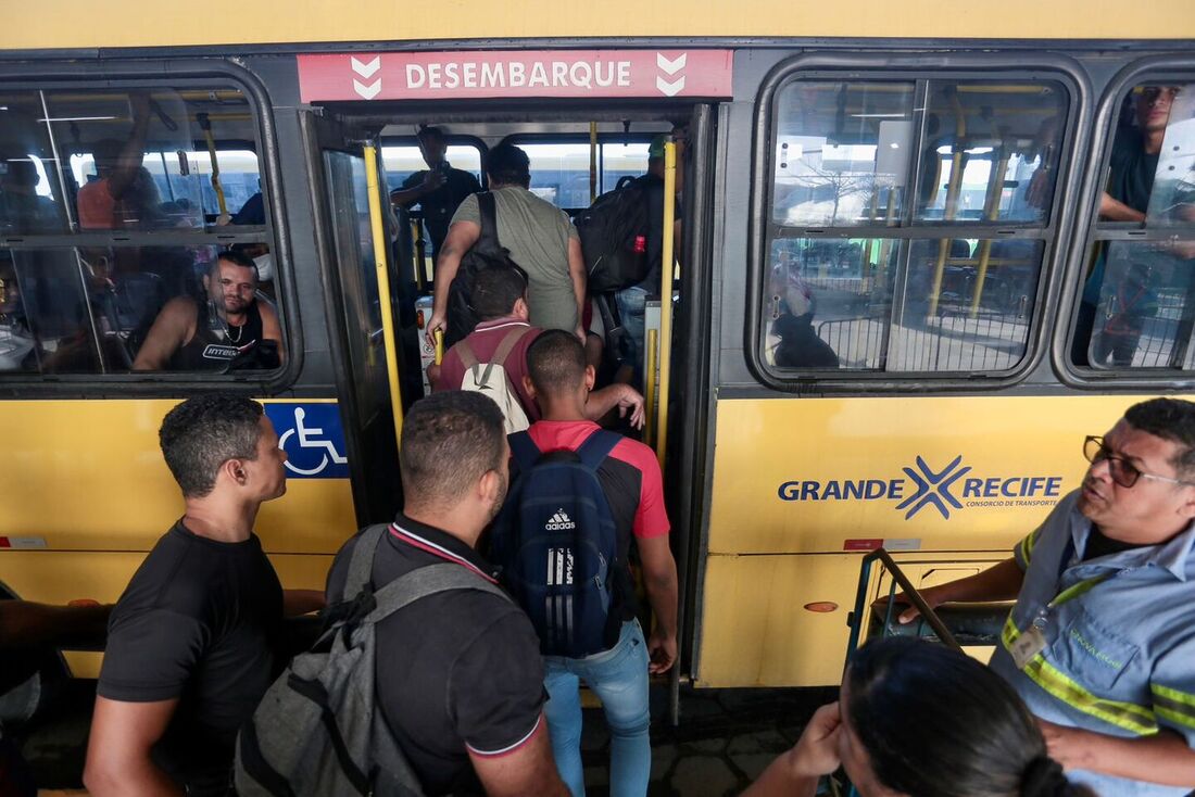 Paralisação lota ônibus no TI Camaragibe em dia de greve