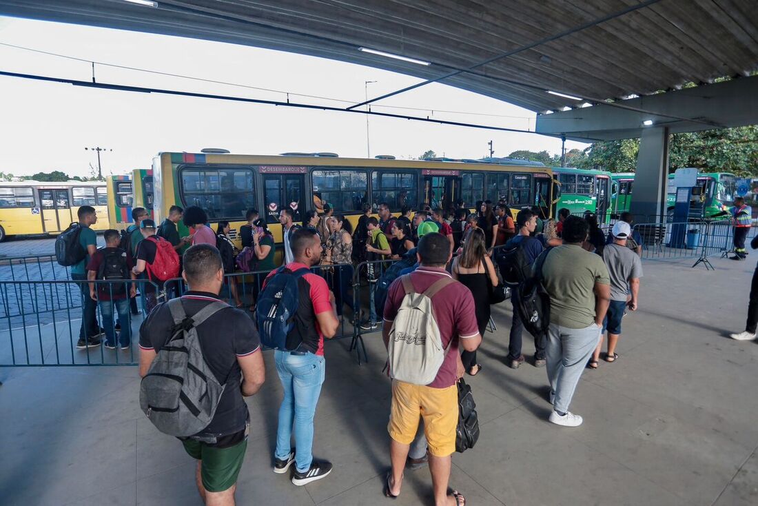 TI Camaragibe: longas filas em dia de greve de ônibus