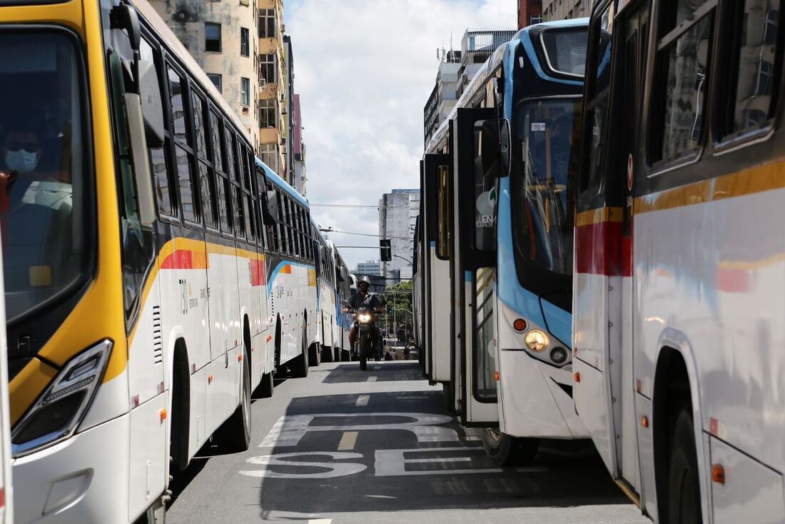 Õnibus parados no Centro do Recife: dia de greve dos rodoviários