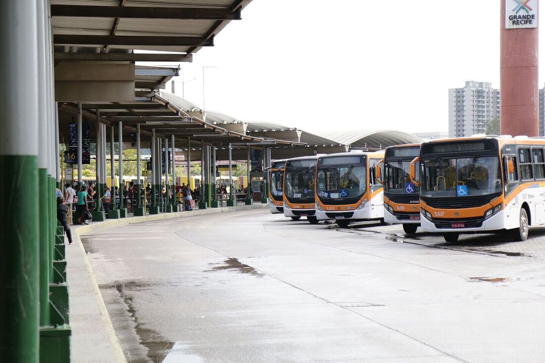 Greve dos rodoviários: ônibus parados no TI Pelópidas, em Paulista