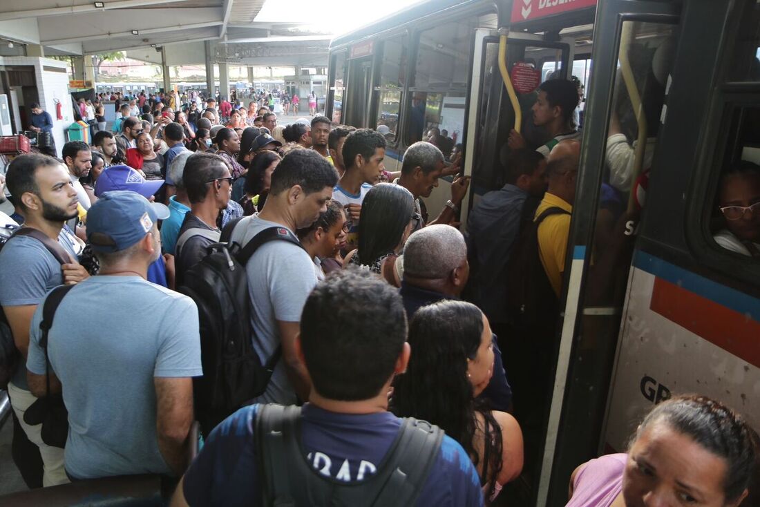 Passageiros enfrentam transtornos no terceiro dia da greve dos rodoviários