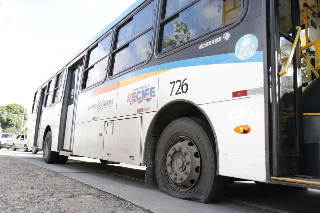 No terceiro dia da greve, ônibus tiveram pneus esvaziados. Urbana-PE atribui ato ao Sindicato dos Rodoviários