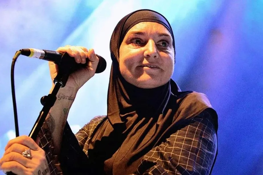 A cantora Sinéad O'Connor: conversão ao islamismo após os 50 anos de idade 