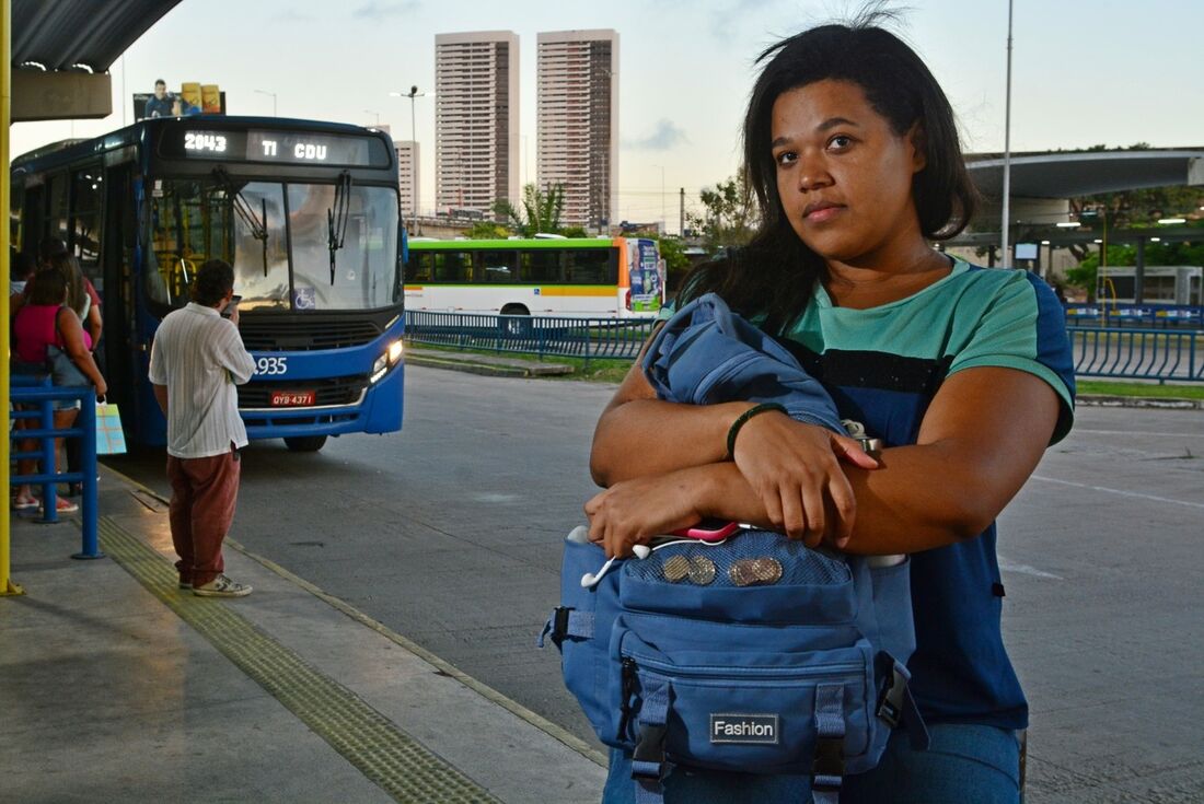 A cabeleireira Rozivana Maria da Silva enfrenta transtornos diariamente