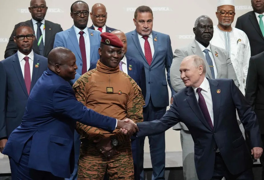 Putin e líderes africanos ao final da cúpula Rússia-África em São Petersburgo 