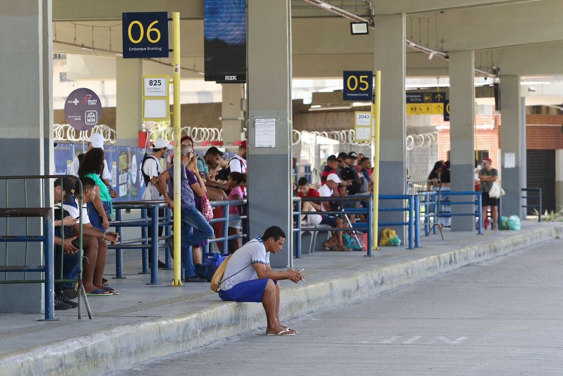 Pouco movimento de passageiros e ônibus no Terminal Joana Bezerra, neste domingo (30) de greve dos rodoviários