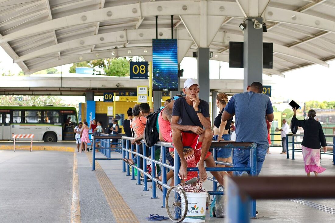 Greve dos rodoviários começa nesta segunda-feira (12), e expectativa é de terminais lotados de passageiros em busca de ônibus