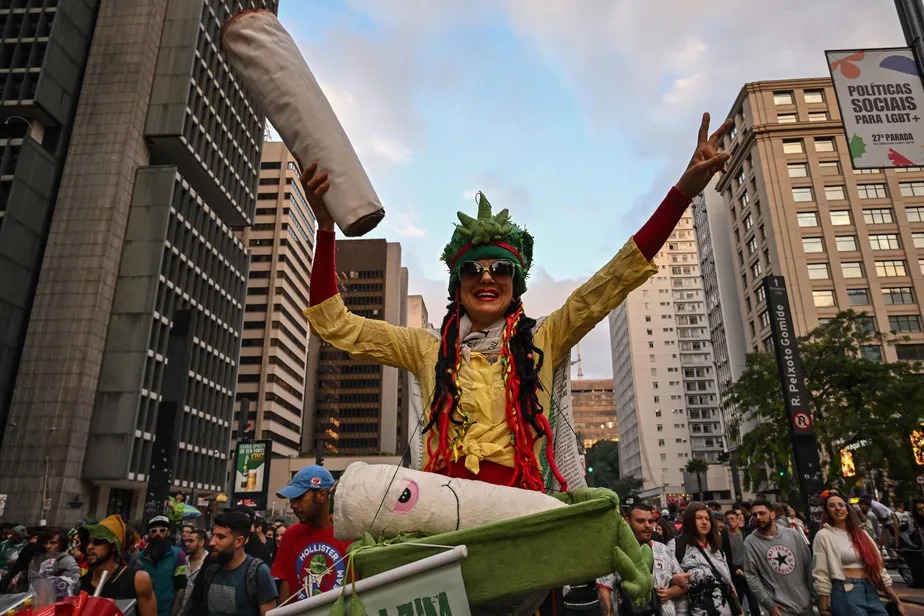 População se manifesta a favor da legalização da cannabis na Marcha da Maconha de São Paulo em junho 