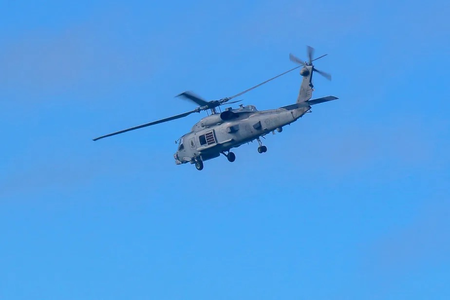 Helicóptero da Marinha Real Australiana participa de operações de busca e resgate nas proximidades da Ilha Lindeman, em Queensland 