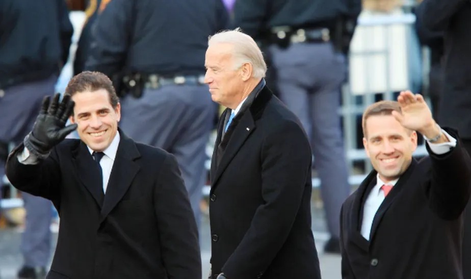 Hunter Biden (E) ao lado do pai, Joe Biden, e do irmão Beau (D), falecido em 2015