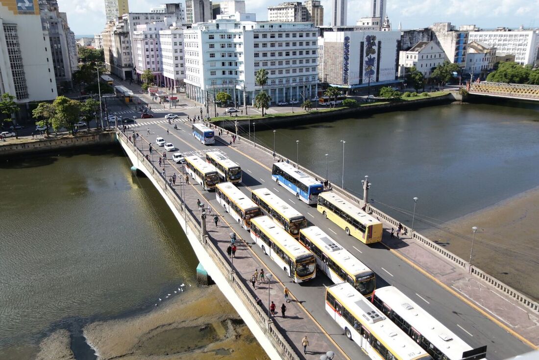 Protesto de rodoviários na ponte Duarte Coelho