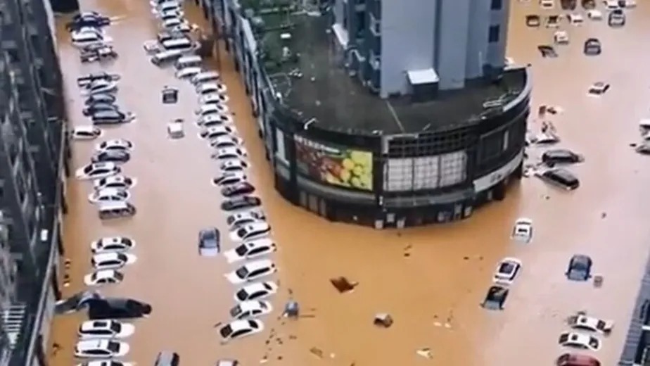 Chuva em Pequim após tufão transforma ruas em rios e deixa 2 mortos 