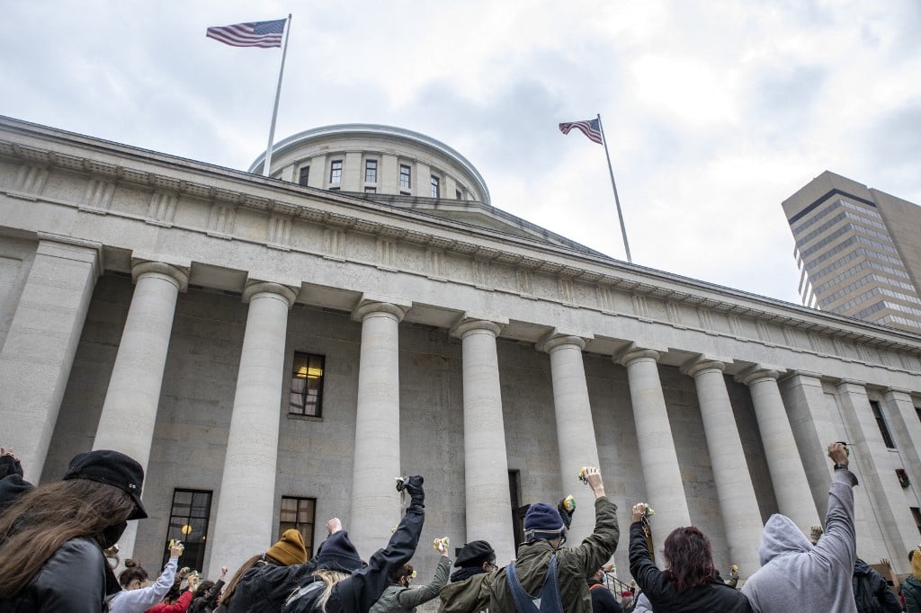 Protesto em frente a um tribunal de Ohio em 2020