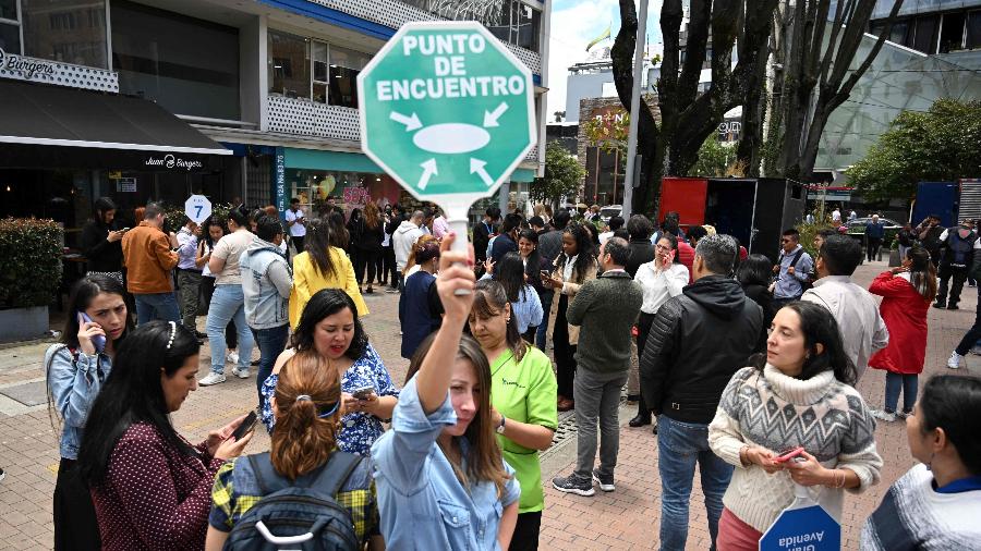 Um terremoto sacudiu Bogotá ao meio-dia desta quinta-feira, causando um breve vento de pânico nas ruas da capital colombiana